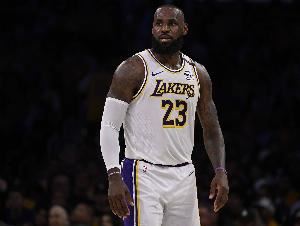 ?詹姆斯生涯连读21个赛季入选最佳阵 NBA历史断档第一！