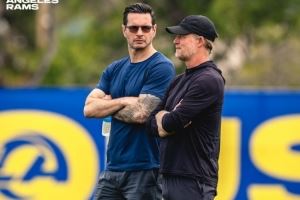 跨界取经？?雷迪克造访NFL公羊队训练 佩戴墨镜?️表情严肃