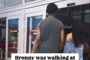 你小子?布朗尼同女友牵手逛街 发现有人偷拍后松手分开进商场