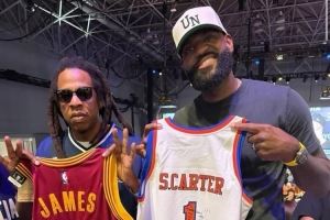 跨界互动?詹姆斯与Jay-Z纽约参加狂欢节 两人互换签名球衣?