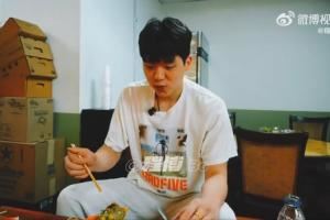 不要果子?！杨瀚森狂炫煎饼：我跟我琦哥也是梦幻联动了~