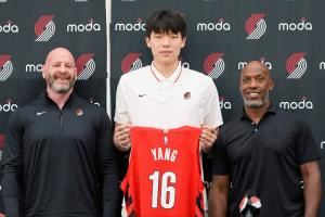 ?这回妥了~杨瀚森手持开拓者16号战袍和克罗宁&比卢普斯合影