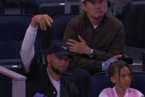 快去催催交易吧?库里和二女儿莱恩观战WNBA 并在镜头前互动